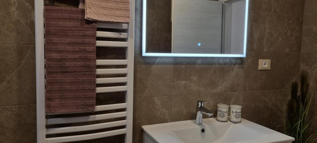 N&G Apartments โรวีน ภายนอก รูปภาพ